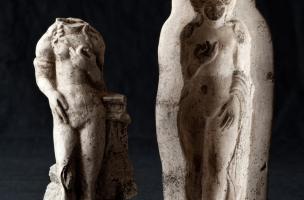 Recto du demi moule signé "Pistillus" représentant Vénus se pinçant le sein, et un exemplaire de statuette de Vénus se pinçant le sein, issu d’un autre moule. Fouille du Faubourg d'Arroux, Autun (Saône-et-Loire), 2010.