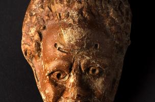 Fragment d'un lustre en terre cuite au faciès de Nubien, IIIe s. de notre ère, découvert au cours de la fouille du sanctuaire voué au culte de Mithra à Angers (Maine-et-Loire), 2010. 