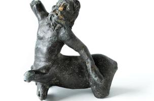 Centaure en bronze daté du début de notre ère, fouille de la Perdriotais sur la commune de Châteaugiron (Ille-et-Vilaine), 2008.  Si le statut de l'habitat de la Perdriotais n'a pas encore pu être défini, la découverte récente de cette statuette en bronze
