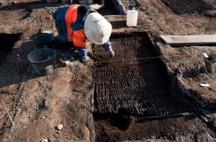 Dégagement des vanneries des cuves de tannage (XIVe-XVe s.), fouille du site de l'Hôtel du Département à Troyes (Aube), 2010.  La formation naturelle de niveaux de tourbe a permis une excellente conservation des matériaux organiques comme ces vanneries. 