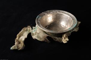 Coupe en alliage cuivreux recouvert d'une feuille d'argent, avec son tissu d'emballage, IIe-IIIe s. de notre ère, Reims (Marne), 2009.  Le dépôt d'argenterie mis au jour s'assimile à un service de qualité remisé soigneusement à la cave par son propriétair