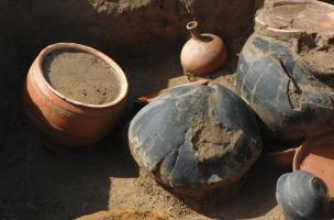 Détail du mobilier funéraire mis au jour dans une importante sépulture à incinération du dernier quart du Ier s. avant notre ère à Oisy-le-Verger (Pas-de-Calais) en 2010.  La sépulture contenait notamment une vingtaine de vases en terre cuite, de la vaiss