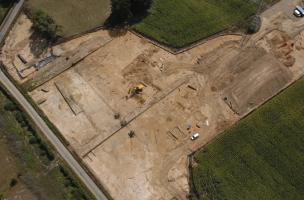  À Moulay, en Mayenne, à l'extrémité d'un vaste promontoire granitique situé à la confluence des rivières de la Mayenne et de l’Aron, l'un des plus grands oppida de la Gaule a été fouillé. Si une première enceinte fortifiée était connue depuis le XIXe&nbs