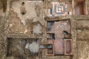 Vue générale du secteur balnéaire de la villa de Damblain (Vosges), IIe-IIIe s. de notre ère, 2008.   A gauche au premier plan, le praefurnium, et au second plan le vestiaire. A droite, de bas en haut, la succession de la salle chaude, la salle tiède et l