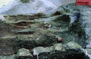 Quatre tombes de la&nbsp;nécropole du haut Moyen Âge de Largillay-Marsonnay (Jura),&nbsp;2001-2004.  La longue durée d'utilisation de ce&nbsp;site funéraire ainsi que la richesse du matériel exhumé (coffres en pierre naviformes, plaque-boucle) font de&nbs