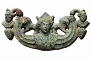 Applique en bronze montrant la déesse Cybèle, protectrice des enfants et des animaux, entourée de deux lions, avec son amant Attis coiffé d'un bonnet phrygien, Famars (Nord), 2008. 