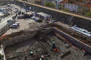 L'emprise du parking souterrain du Pré aux Pêcheurs couvre 5000 m2 en bordure du port de plaisance actuel d'Antibes (Alpes-Maritimes). La fouille a démarré en mars 2012 à l'extrémité orientale du parking.