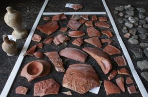 Deux amphorisques (à gauche) et des fragments de céramique sigillée retrouvés dans des niveaux de dépotoir du port antique d'Antibes (Alpes-Maritimes), 2012.Des quantités hors normes de mobilier archéologique ont été exhumées.