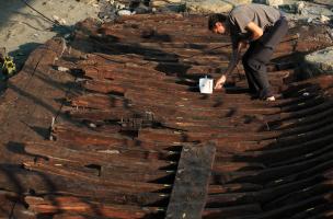 Relevé au scanner 3D de l'épave romaine par la société Sintégra, port antique d'Antibes (Alpes-Maritimes), 2012.Conservé sur plus de 15 m de long, le bateau a été retrouvé couché sur le flanc à un endroit peu profond, situé à moins de 1,60 m sous le nivea