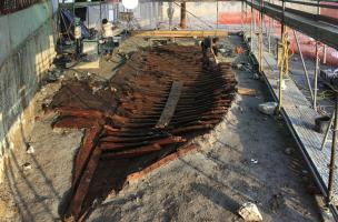 L'épave romaine totalement dégagée, port antique d'Antibes (Alpes-Maritimes), 2012.Il s'agit d'un voilier de commerce de taille moyenne (longueur de 20 à 22 m, largeur de 6 à 7 m, hauteur de cale de 3 m) d'époque impériale. Aucune trace d'un chargement n'