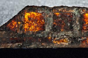 Fragment de vitrail médiéval mis au jour dans les couches du chantier de construction de la cathédrale de Strasbourg (Bas-Rhin), 2012.  L'activité de maître-verriers sur le chantier est également attestée par la présence de fragments de plomb. 