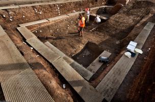 Vue de la fouille située au sud de la cathédrale de Strasbourg (Bas-Rhin), 2012.  Les niveaux de circulation foulés par les bâtisseurs de la cathédrale, érigée entre le XIIe et le XVe s., ont été dégagés. Outre la taille de pierre, d'autres activités sont