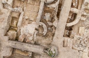 Séchoir à grains en T installé dans les thermes de la villa de la Guyomerais (Ille-et-Vilaine), IVe s. de notre ère, 2012.  La villa est détruite à la fin du IIIe s. mais le site reste occupé et exploité au IVe s. comme en témoigne ce grand séchoir. 