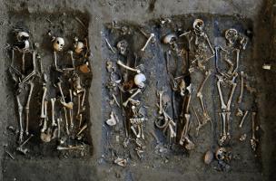 Groupe de sépultures à inhumation dans la galerie des enfeus du couvent des Jacobins, XVe-XVIIe s., Rennes (Ille-et-Vilaine), 2012.&nbsp;