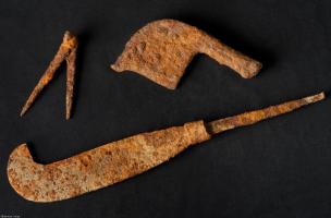  serpes et compas gallo-romains, découverts à Labergement-Foigney (Côte-d'Or), sur le tracé de la LGV Rhin-Rhône, 2012.Cet outillage fait partie d'un riche mobilier appartenant à une importante villa gallo-romaine qui se compose d'un bât