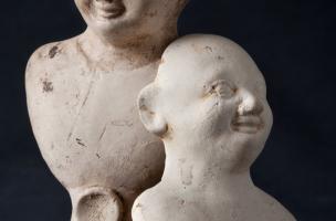 Statuettes en terre cuite gallo-romaines représentant Risus, personnage mythologique représenté sous la forme d’un enfant chauve arborant un sourire contraint, découvertes à Mesnil-Saint-Nicaise (Somme), 2012. 