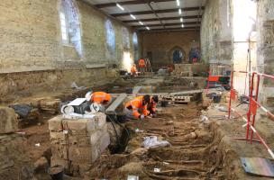 Fouille des sépultures dans la salle capitulaire, espace réservé aux inhumations des frères dominicains, couvent des Jacobins, Rennes (Ille-et-Vilaine), 2013. 