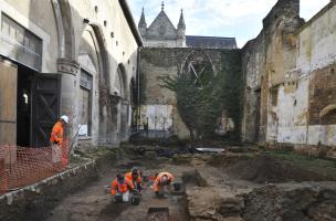 Fouille dans l'ancien collatéral de l'église du couvent des Jacobins, resté à ciel ouvert depuis l'incendie de 1821, Rennes (Ille-et-Vilaine), 2013.