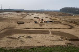 Enclos funéraires quadrangulaires et circulaires de l'âge du Bronze, antérieurs aux inhumations gauloises, Buchères (Aube), 2013. Les sépultures que ces enclos abritaient ont aujourd'hui disparu.&nbsp;