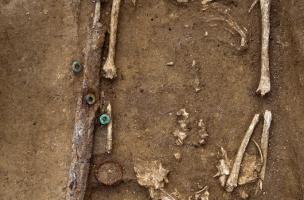 Inhumation du IVe&nbsp;s. avant notre ère, Buchères (Aube), 2013.Sont ici particulièrement visibles l'épée, le ceinturon et son système de suspension déposé en travers de la lame et du fourreau.