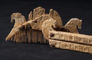 Vue de détail des décors d'un peigne et de son étui en bois de cerf mis au jour à Obernai (Bas-Rhin) en 2013.