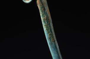Épingle à tête enroulée, âge du Bronze final, 1200-800 avant notre ère, Obernai (Bas-Rhin), 2013.  Le site d'Obernai a livré des vestiges de plusieurs périodes, les plus anciens remontant au Néolithique, les plus récents à la fin de la période romaine. 