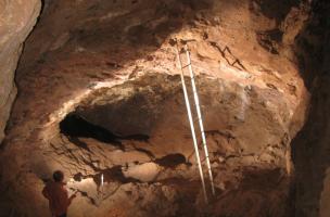 Cette partie du vaste réseau de galeries de Sterkfontein (Afrique du Sud) a été entièrement évidée par les mineurs. Aujourd’hui encore, afin d’étudier Little Foot, on emprunte leur escalier de bois.Lors de la chute de l’australopithèque, cette cavité n’ét