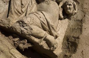 Vénus accroupie et tête de vieille servante, IIe s. de notre ère, bas-reliefs de la façade monumentale du sanctuaire gallo-romain de Pont-Sainte-Maxence (Oise), 2014. Vénus accroupie et tête de vieille servante, IIe s. de notre ère, bas-reliefs de la façade monumentale du sanctuaire gallo-romain de Pont-Sainte-Maxence (Oise), 2014.