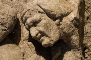 
Vue de détail du visage de la vieille servante chuchotant la cachette de Vénus, IIe s. de notre ère, bas-reliefs de la façade monumentale du sanctuaire gallo-romain de Pont-Sainte-Maxence (Oise), 2014.

