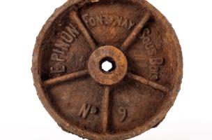 Roue pleine de chariot de manutention en fonte de la manufacture E. Pinon de Fontenay-sous-Bois, datant de la Grande Guerre. Découvert à Marcilly-sur-Tille (Côte-d'Or), 2011.