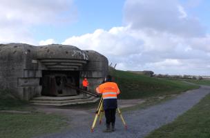 Relevé topographique des casemates de la batterie de Longues-sur-Mer, construite à partir de novembre 1943 par l’armée allemande (Calvados), 2013.