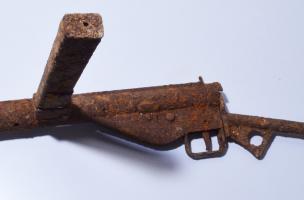 Pistolet mitrailleur type "Sten Mark III", calibre 9mm, de fabrication britannique, version simplifiée du modèle Mark II qui équipa principalement les chefs de section. Cette arme fut largement distribuée aux troupes britanniques et canadiennes pendant la