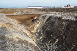 Fossé ceinturant un tumulus princier daté du début du Ve siècle avant notre ère, découvert dans un complexe funéraire monumental exceptionnel, mis au jour à Lavau (Aube), 2015. Fossé ceinturant un tumulus princier daté du début du Ve siècle avant notre ère, découvert dans un complexe funéraire monumental exceptionnel, mis au jour à Lavau (Aube), 2015.