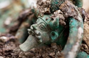 Anse d'un chaudron en bronze représentant la tête du dieu grec Acheloos provenant d'une tombe princière datée du début du Ve siècle avant notre ère, découverte dans un complexe funéraire monumental exceptionnel, mis au jour à Lavau (Aube), 2015.