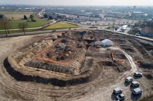 Vue aérienne d'un grand fossé ceinturant un tumulus princier Une&nbsp; daté du début du Ve siècle avant notre ère, à Lavau (Aube), 2015.  Au centre de ce tumulus de 40 m de diamètre, le défunt et son char reposent au cœur d’une vaste chambre funéraire de 