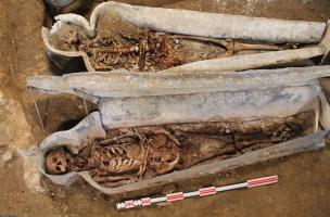 Cercueils en plomb contenant des squelettes découverts au couvent des Jacobins, Rennes (Ille-et-Vilaine).  Ces squelettes étaient assez bien conservés, des pratiques d’embaumements rituels ont pu être observés.