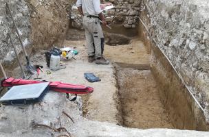 Relevé en cours d'une ancienne voierie mis au jour sur le site de fouille de l'ancienne Abbaye de Toussaints à Châlons-en-Champagne