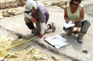 Relevé en cours lors de la fouille d'une zone d'habitations du bas du Moyen-âge (XIVe-XVe) sur le site de fouille de l'ancienne Abbaye de Toussaints à Châlons-en-Champagne