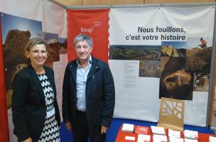 Le maire de Vitry-sur-Seine sur le stand de l'Inrap, Congrès des EPL 2016