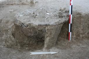 Urne cinéraire dans la tombe 155, à Bitry