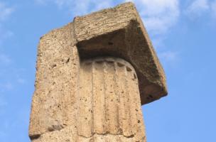 Chapiteau cubique de pilier à demi-colonne engagée