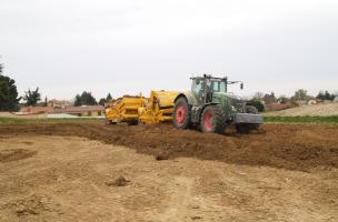 Remblaiement de fouille par décapeuse tractée à Blagnac (Haute-Garonne)