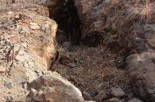 Tranchée d’extraction du minerai de fer su site d’Apétandjor