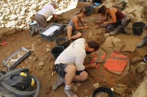 La Verrerie (Arles) - Travail du toichographologue sur des parois peintes du Ier s. a.C. 