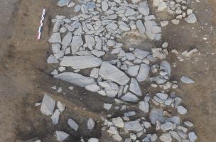 Vritz - Dallage excavé et solin, fouille d’un bâtiment