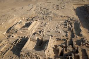Vue aérienne par cerf-volant du complexe de la reine Béhénou (Saqqâra) Vue aérienne par cerf-volant du complexe de la reine Béhénou (Saqqâra)