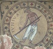 Mosaïque découverte en fouille dans le déambulatoire du chœur de l’abbatiale, et figurant un calendrier zodiacal (début du XIIIe siècle ?) : le faucheur du mois de juin
