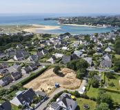 Vue aérienne du site, à proximité du littoral et de l’embouchure de la Laïta.
