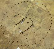 Cette orthophoto prise au moyen d'un drone montre le bâtiment 1 et son enceinte elliptique. C'est la première fois qu'un tel bâtiment est découvert dans la région, alors que l'on en connaissait déjà en Bretagne et en Nord-Pas-de-Calais.
