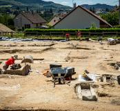 Vue générale du chantier. À droite, des cercueils en plomb, à gauche, des sarcophages, et en arrière-plan, on distingue les fondations d’un ancien mausolée.